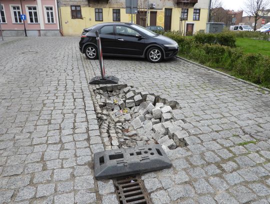Na Starym Rynku powstały w jezdni dwa zapadliska. Wszystko przez nieszczelność kanalizacji deszczowej