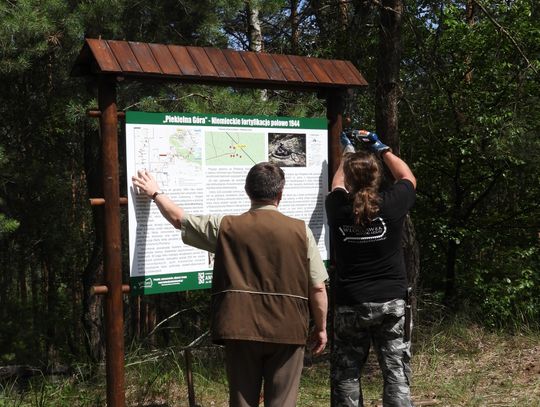 Na terenie nadleśnictwa ustawiono tablice. Jedna dotyczy tzw. "Piekielnej Górki", druga...