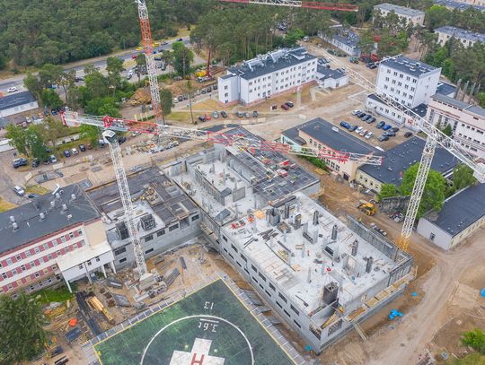 Na terenie szpitala trwaja prace związane m.in. z ułożeniem kanalizacji i sieci cieplnej. [foto z drona]