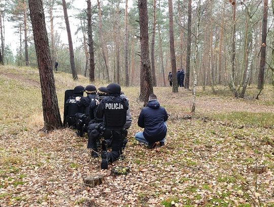 Na terenie Włocławka doszło do porwania dziewczyny. Uciekinier schronił się w lesie. Wspólne ćwiczenia służb