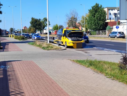 Na ulicy Okrzei laweta stanęła w ogniu. Przewoziła auto osobowe