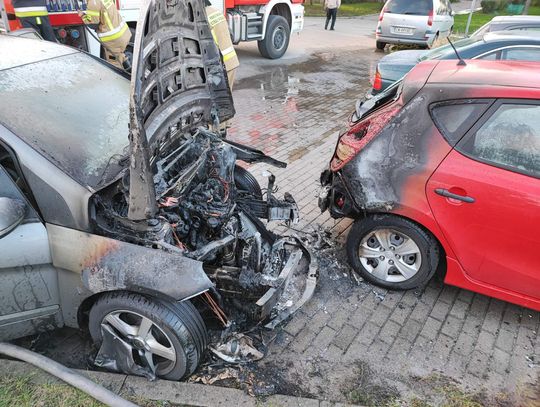 Na ul.Chłodnej płoną dwa pojazdy. Trwa akcja gaśnicza