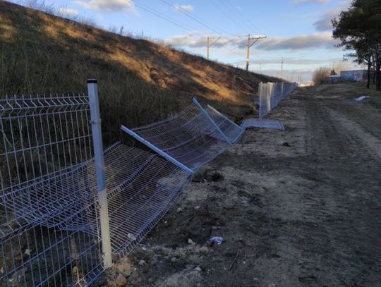 Na Zazamczu wandale znowu zniszczyli ogrodzenie przy torach. Wykonawca zgłosił sprawę policji