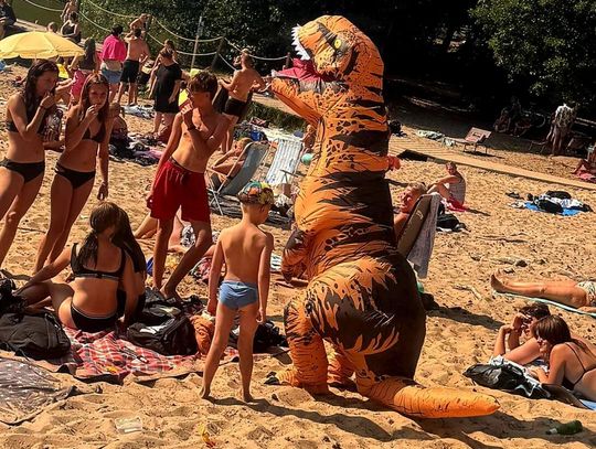 Nad j. Czarnym grasował dziś prehistoryczny stwór. Ma pojawiać się codziennie do końca wakacji