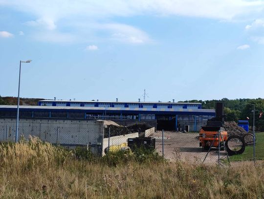 "Co tam się dzieje, że z Machnacza "wali" aż na autostradzie?" - pyta czytelnik i zastanawia się jak wytrzymują to okoliczni mieszkańcy