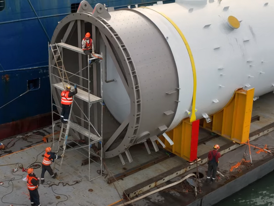 Największy ładunek w historii płynie przez Włocławek. Waży 830 ton