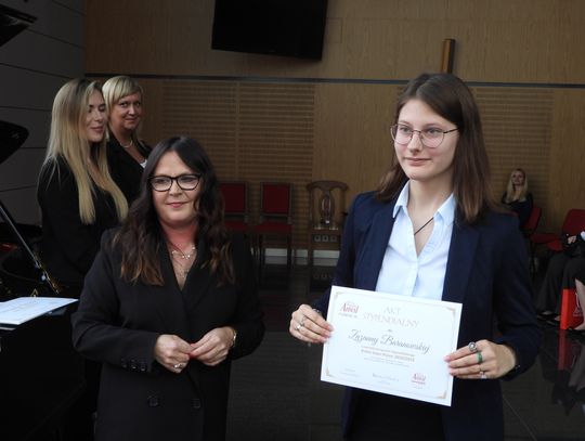 Najzdolniejsi uczniowie zostali nagrodzeni stypendiami 