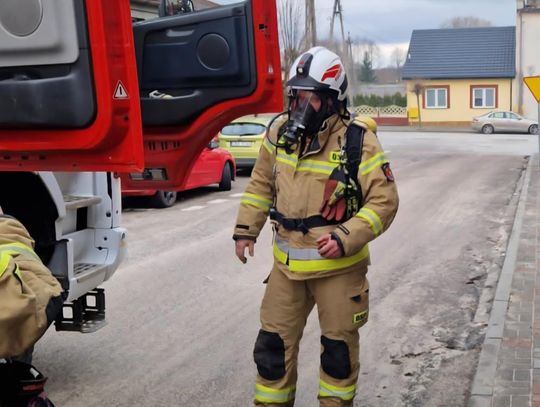 Naprawiał auto przy włączonym silniku, garaż był zamknięty. O krok od tragedii w Izbicy Kujawskiej