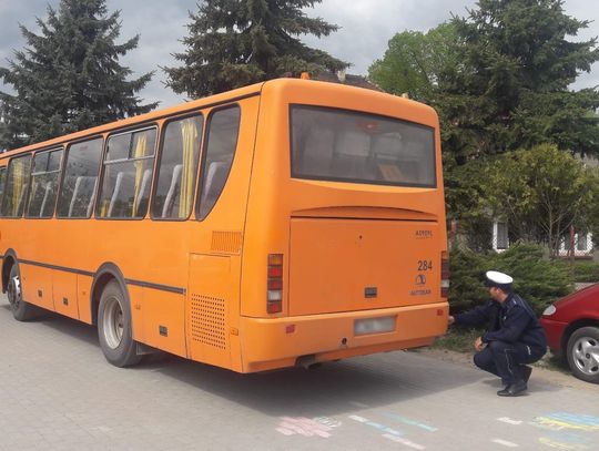 Nastolatka wypadła z autobusu podczas jazdy...