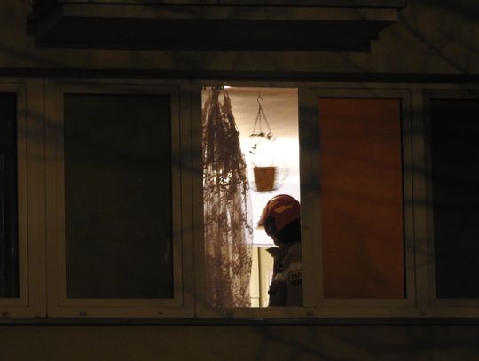 Nie mógł otworzyć drzwi mieszkania, wyszedł przez okno. Na miejscu policja, straż pożarna i ZRM