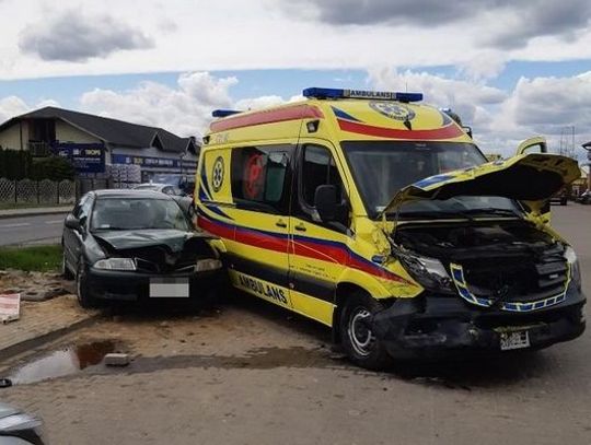 Nie ustąpił pierwszeństwa ambulansowi jadącemu na sygnale. Sprawca zdarzenia w szpitalu