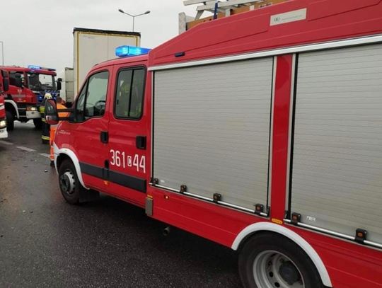 Nie żyje dwoje strażaków, trzech jest rannych. Jechali na akcję, zderzyli się z ciężarówką