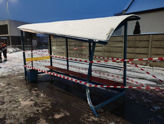 Niebezpieczne na drogach. "Osobówka" uderzyła w przystanek