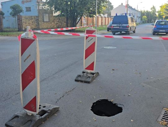 Niebezpieczne zapadlisko na skrzyżowaniu ulic Jesionowej i Reymonta