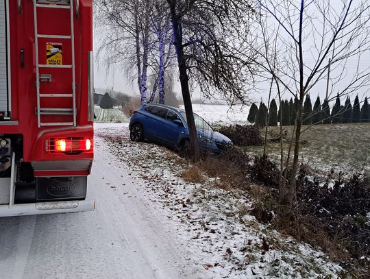 Niebezpiecznie na drogach. Opel wpadł do rowu