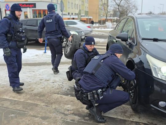 Niecodzienna scena na ul. Kaliskiej. Policjanci pospieszyli z pomocą kobiecie Niecodzienna scena na ul. Kaliskiej. Policjanci pospieszyli z pomocą kobiecie