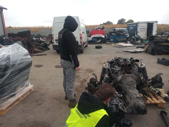 Nielegalny demontaż pojazdów pod Włocławkiem? Wspólne działania WIOŚ, Policji i Straży Granicznej 