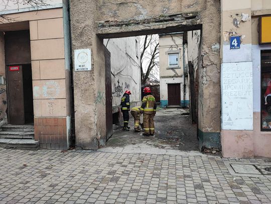 Nieszczelny przewód kominowy przyczyną zadymienia w budynku 