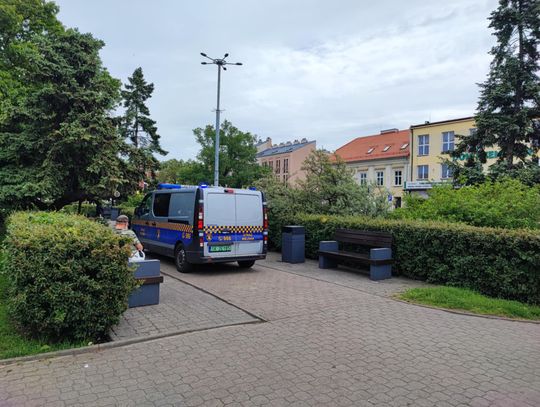 Nietrzeźwa 53-latka "zanieczyściła" ławkę na placu Wolności. SM ukarała ją mandatem