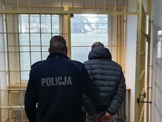 Nietrzeźwy 23-latek wjechał w ścianę garażu