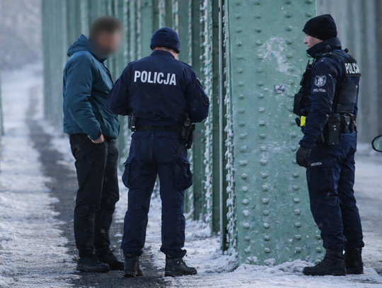Nietrzeźwy 24-latek na moście postawił służby w stan gotowości