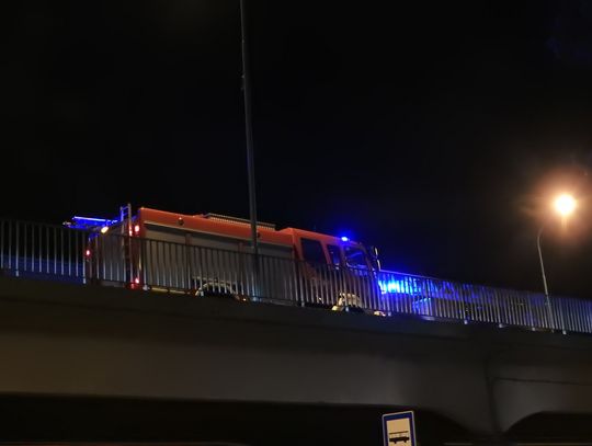 Nietrzeźwy mężczyzna siedział na moście przy barkierkach. Zaalarmowano służby 
