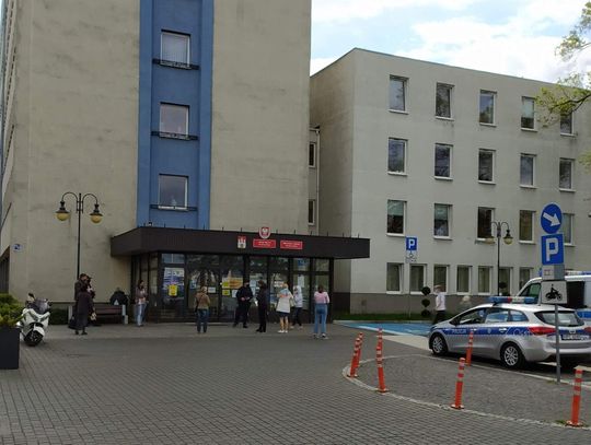 Nietrzeźwy urzędnik ratusza - miał blisko trzy promile. Musiała interweniować policja