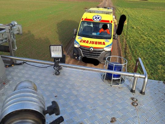 Nietypowa akcja strażaków. Karetka ugrzęzła w błocie