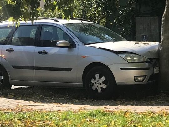 Nigdy nie posiadał prawa jazdy. Trzeźwiał dwa dni po tym jak uderzył autem w latarnię i ruszył na spacer...