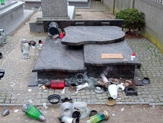 Niszczył groby na cmentarzu. Zatrzymał go strażnik z Zakładu Karnego we Włocławku
