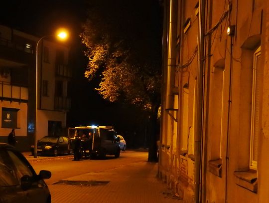 Nocna akcja policji i straży na Szpitalnej. Zatrzymano mężczyznę