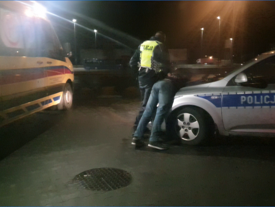 Nocna akcja policji pod KFC. 35-latek uciekał przed policją