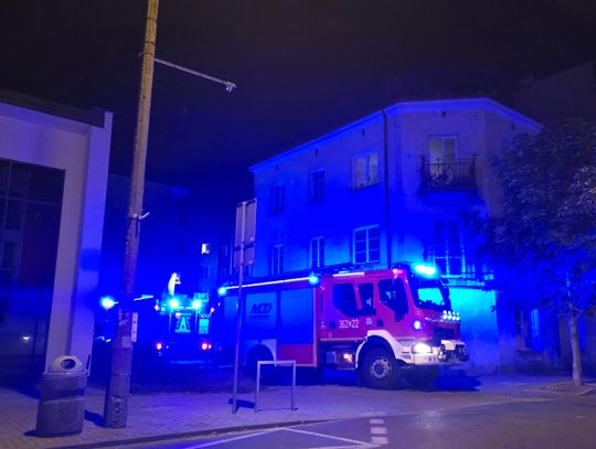 Nocna akcja służb na ulicy Bojańczyka 15, gdzie w ubiegłym roku wybuchł pożar