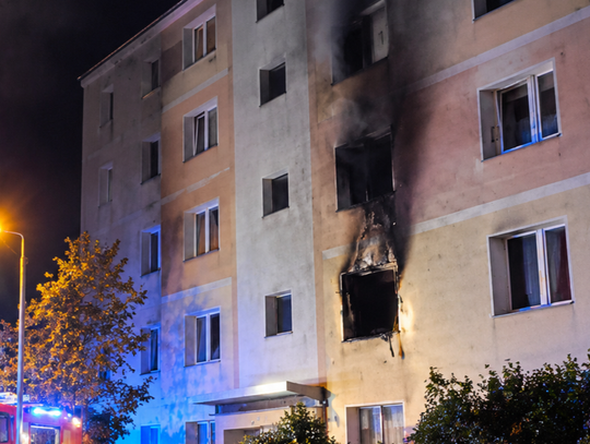 Nocna akcja służb w Lubrańcu. Spłonęło mieszkanie 72-latki