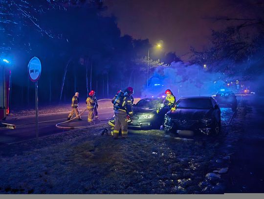 Nocny pożar auta na os. Południe. Oprócz BMW ucierpiał także Renault