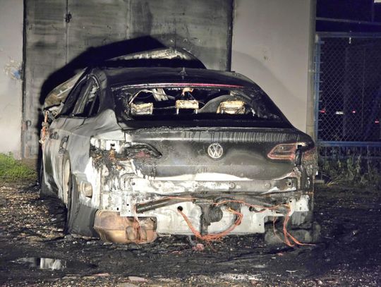 Nocny pożar samochodu przy ul. Brackiej. Auto spłonęło doszczętnie