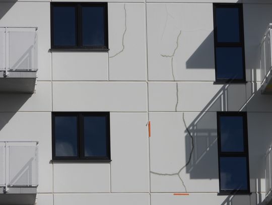 Nowe bloki na Celulozowej pękają? Red. Maciak rzuca rękawicę K.Kukuckiemu ws. "skurczu betonu" 