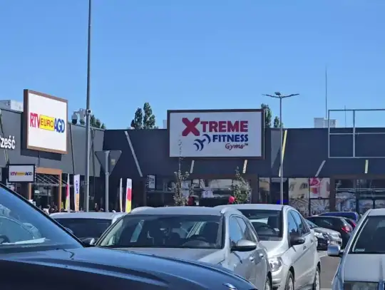 Nowe centrum handlowe przy ul. Kruszyńskiej otwarte. Sporo odwiedzających, choć nie wszystkie sklepy działają