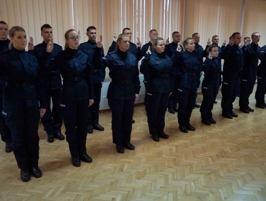 Nowi funkcjonariusze złożyli ślubowanie. Dwóch z nich trafi do KMP we Włocławku