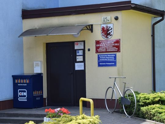 Nowość w KPCN. Przed budynkiem stanęła wrzutnia do zwrotu książek