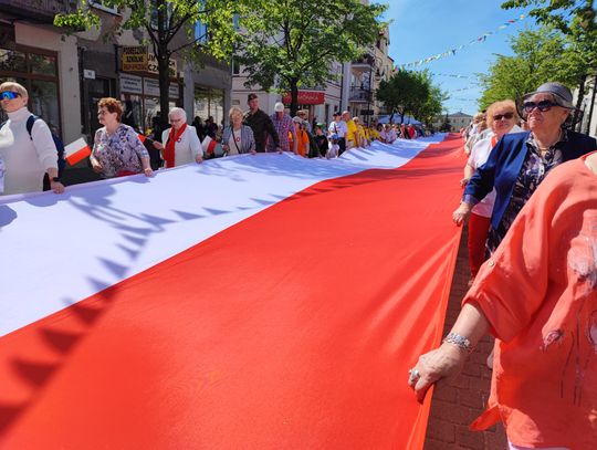 Obchody Dnia Flagi we Włocławku: przez ul. 3 Maja przeszedł korowód