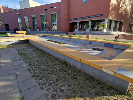 Fontanna sprzed teatru wkrótce zniknie. Pojawi się pomnik oraz...