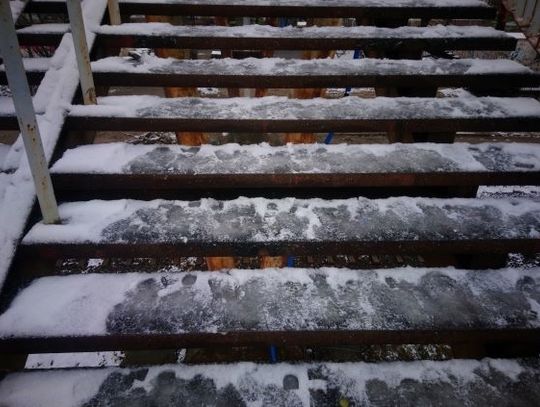 Oblodzona kładka zmorą mieszkańców. Budowa tunelu pochłonęła tak wielkie środki, że już nic nie zostało na piasek?