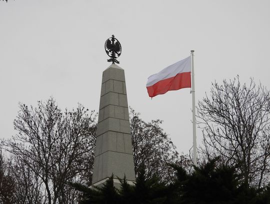 Obok Pomnika Poległych Obrońców Wisły 1920 r. stanął maszt z flagą