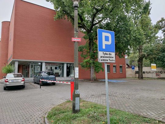 Od teraz Parking "Tylko dla widzów i pracowników Teatru". Stanął szlaban