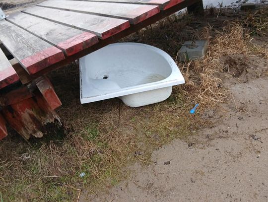 Odpady budowlane na brzegu Jeziora Czarnego. Jest apel