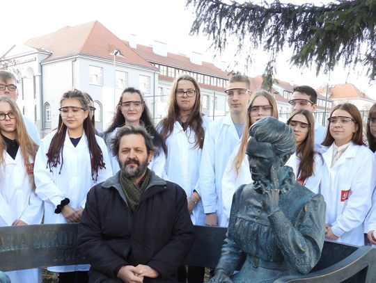 Odsłonięto ławeczkę z postacią Marii Skłodowskiej-Curie