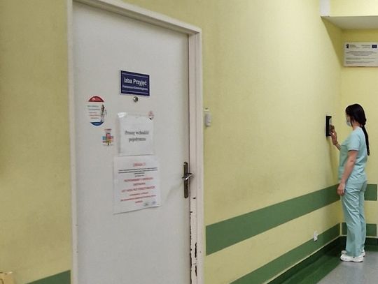 Odwiedziny w szpitalu zakazane, ale porody rodzinne odbywają się normalnie