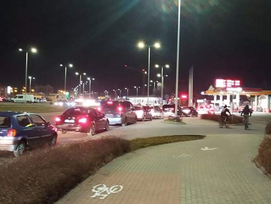 Ogromne kolejki na stacjach benzynowych. Włocławianie tankują w obawie przed wstrzymaniem dostaw
