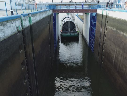 Ogromny ładunek przepłynął przez śluzę we Włocławku [film]